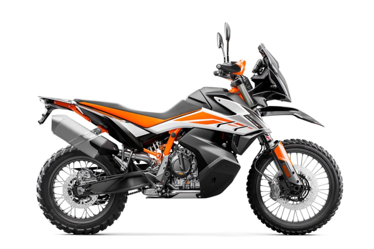 <div class='descrGalleryTitle'>KTM 790 ADVENTURE</div><div class='descrGalleryText'><p>Presentata pochi anni fa, la KTM 790 Adventure non è stata - almeno nel nostro Paese - un successo commerciale. Eppure, <b><u><a href="https://www.dueruote.it/prove/anteprime/2019/12/05/kawasaki-z900-my20-test.html">come potete leggere nella nostra prova</a></u></b>, si tratta di una moto davvero eccellente. Che adesso, schiacciata dalla <b><u><a href="https://www.dueruote.it/speciali/novita2021-moto-scooter/2020/10/20/ktm-890-adventure-2021.html">nuova 890 Adventure</a></u></b> (esteticamente più riuscita, dotata di motore Euro5 e disponibile in tre versioni differenti) subisce un oggettivo invecchiamento. Tant'è che KTM in Italia ha già deciso di abbassare di 1.000 euro il listino della moto, per vendere il magazzino esistente. Quale migliore occasione per comprarne una?</p>
</div>